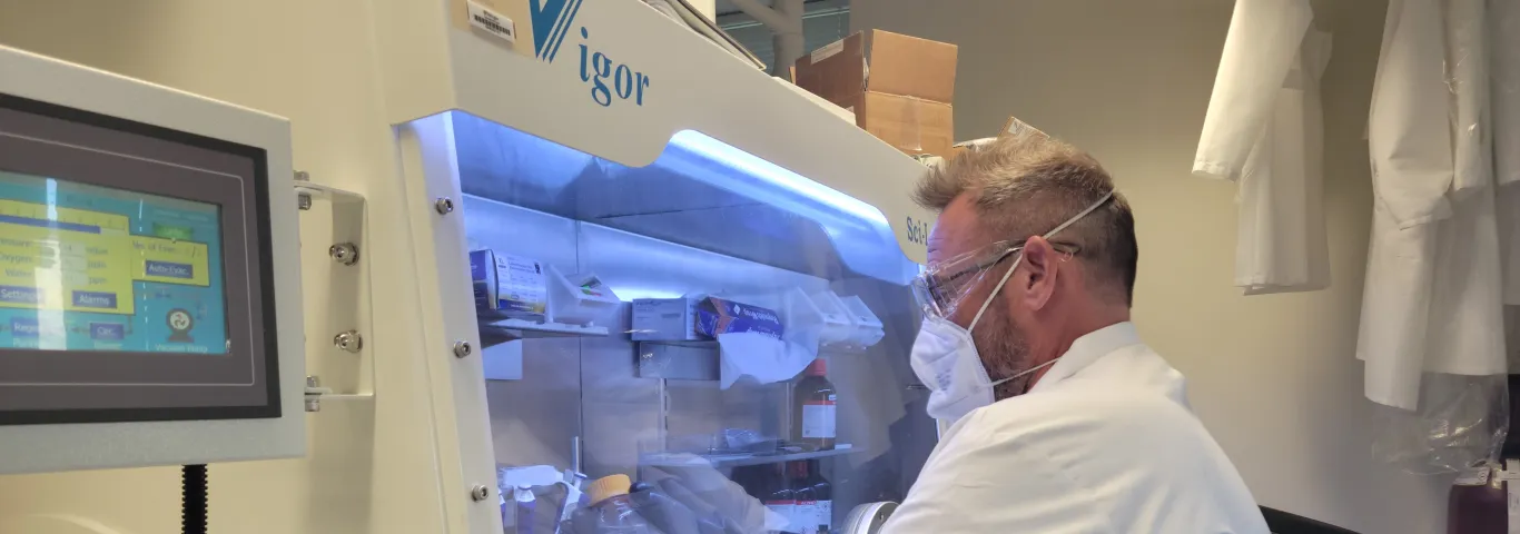 Chris Sellers in Bryce Sadtler's lab