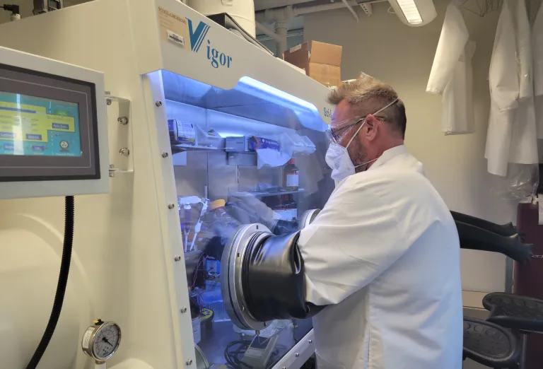 Chris Sellers in Bryce Sadtler's lab